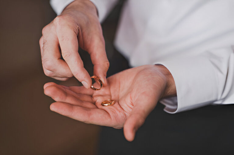 A Guide to Different Types of Men’s Rings and Their Unique Features